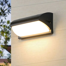 Charger l'image dans la galerie, Modern Outdoor Wall Light in Black