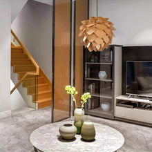 Charger l'image dans la galerie, Suspension en bois en forme de pomme de pin fabriquée à la main