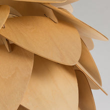 Charger l'image dans la galerie, Suspension en bois en forme de pomme de pin fabriquée à la main