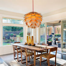 Charger l'image dans la galerie, Suspension en bois en forme de pomme de pin fabriquée à la main