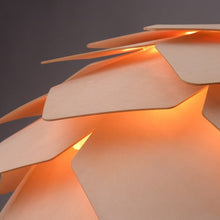 Charger l'image dans la galerie, Suspension en bois en forme de pomme de pin fabriquée à la main