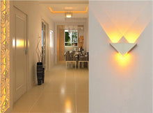 Charger l'image dans la galerie, Applique murale LED triangulaire moderne
