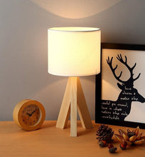 Charger l'image dans la galerie, Lampe de table en bois