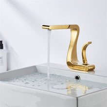 Charger l'image dans la galerie, single handle curved master bath basin faucet