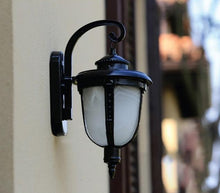 Cargar imagen en el visor de la galería, Aplique de pared vintage para exterior