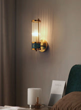 Load image into Gallery viewer, Single bulb polished brass classic wall sconce
